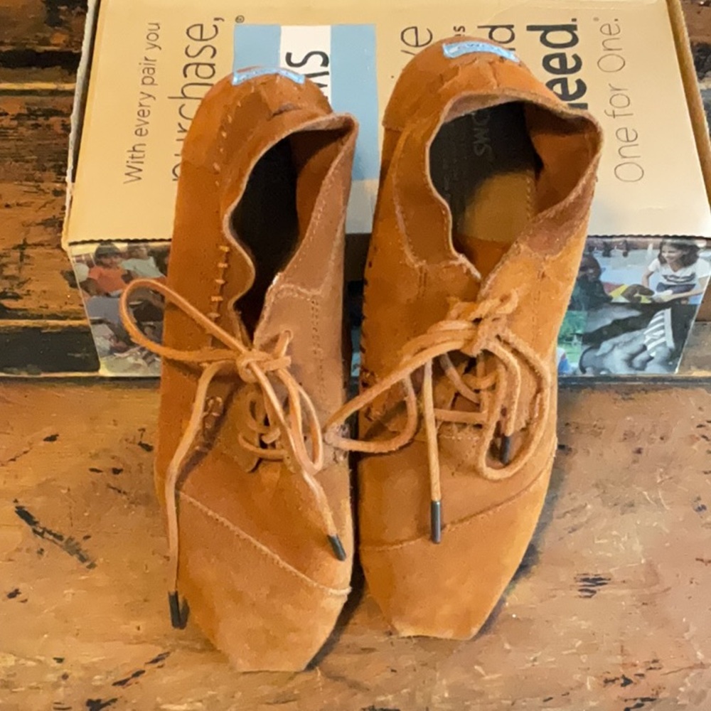 Tom’s Women’s Suede Lace Up Booties size 9